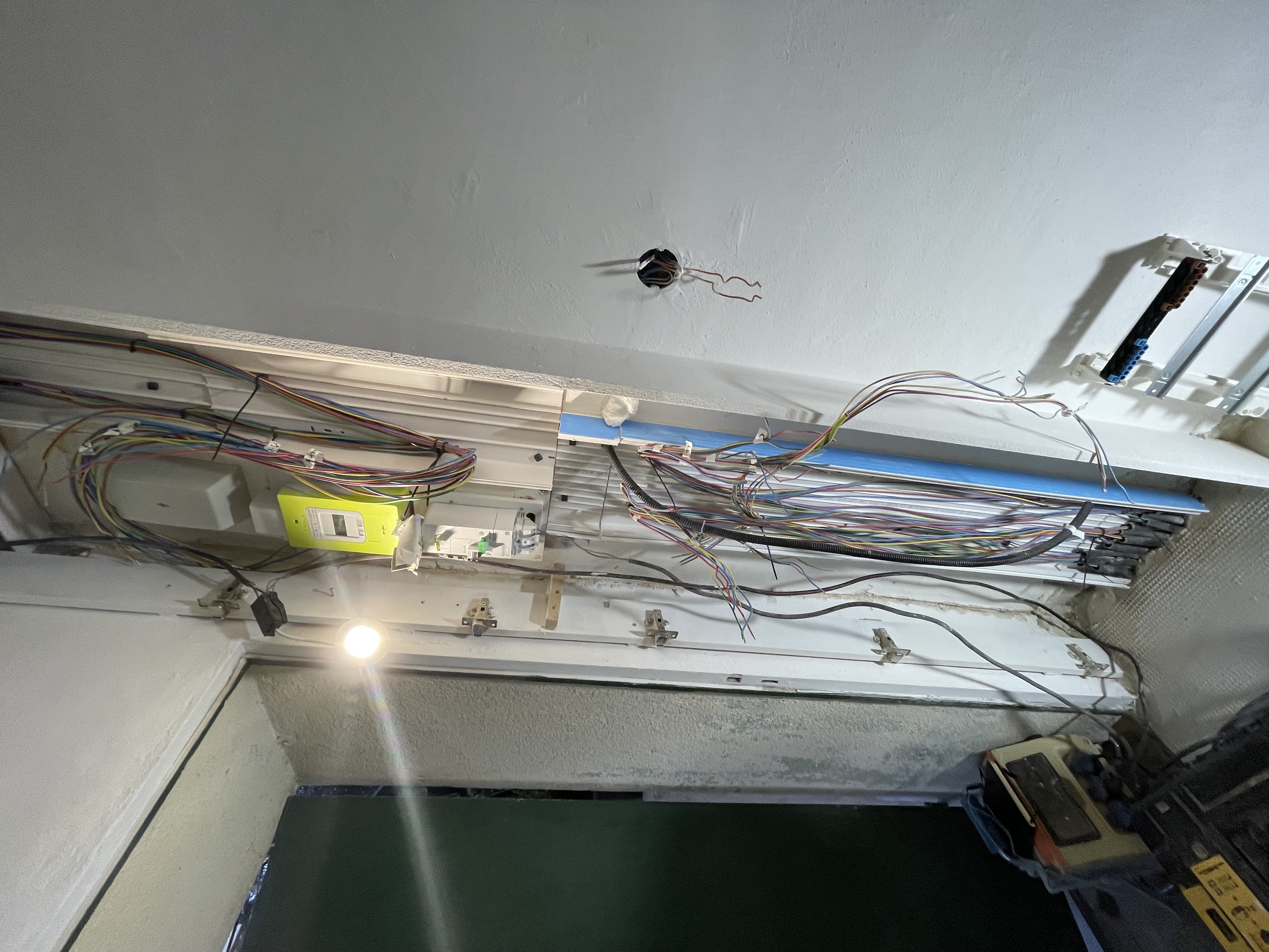 Câblage et goulotte technique Niolon