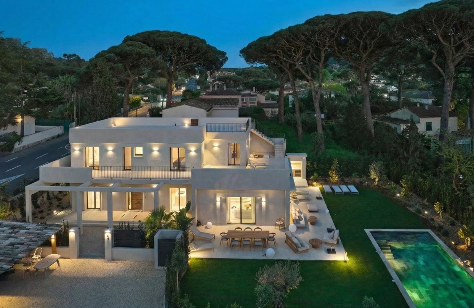 Villa de luxe Saint-Tropez illuminée la nuit avec piscine